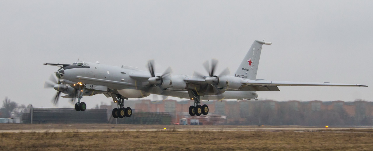 Дальний противолодочный самолет Ту-142МЗ проходит испытания после планового ремонта в Таганроге